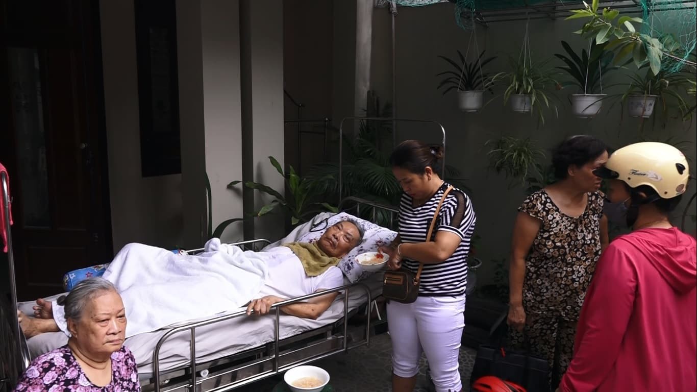 Người dân lao vào lửa cứu cụ ông 80 tuổi bị liệt mắc kẹt trong ngôi nhà bốc cháy ở Đà Nẵng - Ảnh 2. Người dân lao vào lửa cứu cụ ông 80 tuổi bị liệt mắc kẹt trong ngôi nhà bốc cháy ở Đà Nẵng - Ảnh 2.