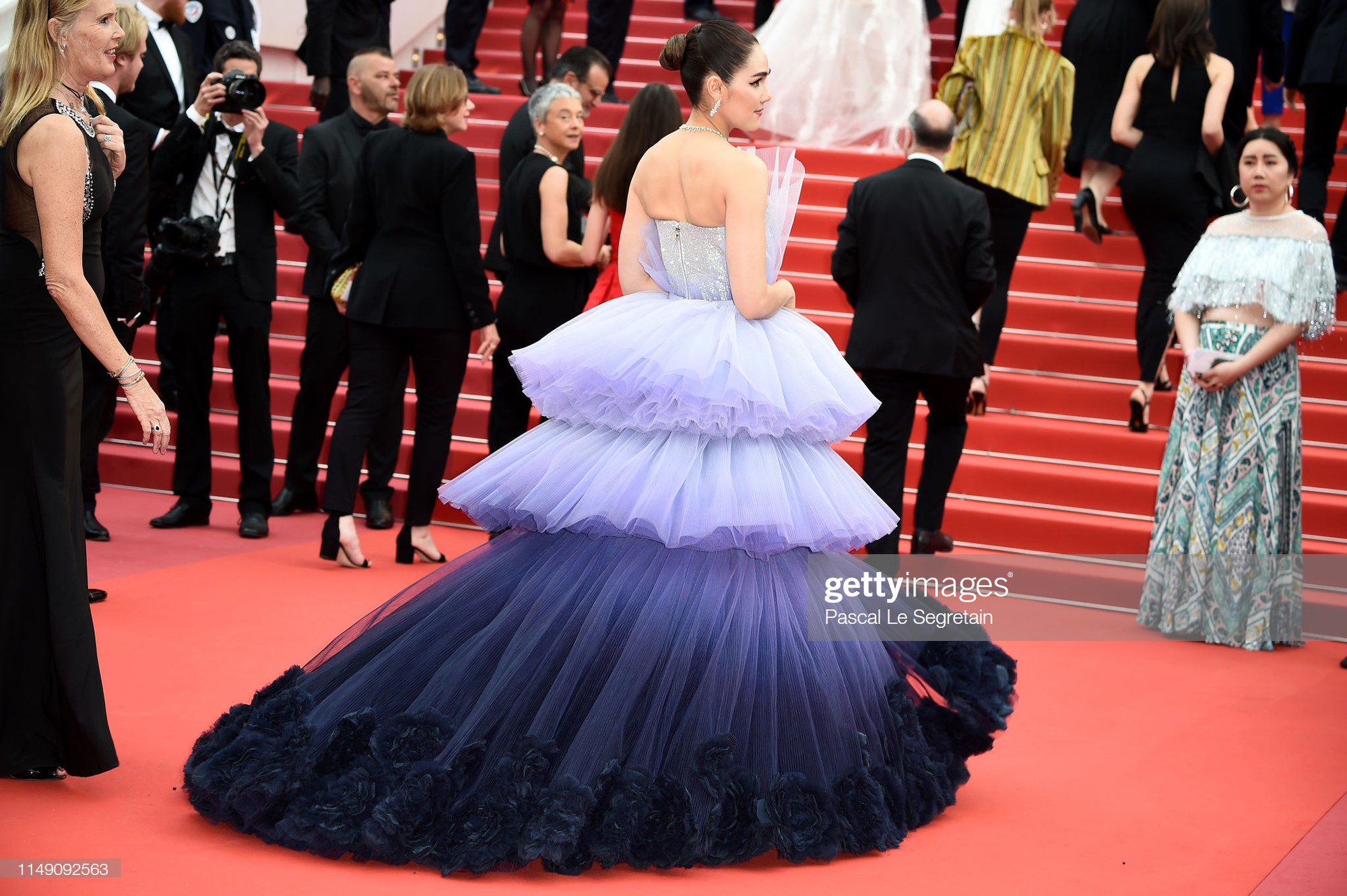 Muốn lịm đi với màn tập hợp váy công chúa ngày khai mạc Cannes 2019, bộ nào cũng bồng bềnh thần tiên quá đỗi - Ảnh 4.