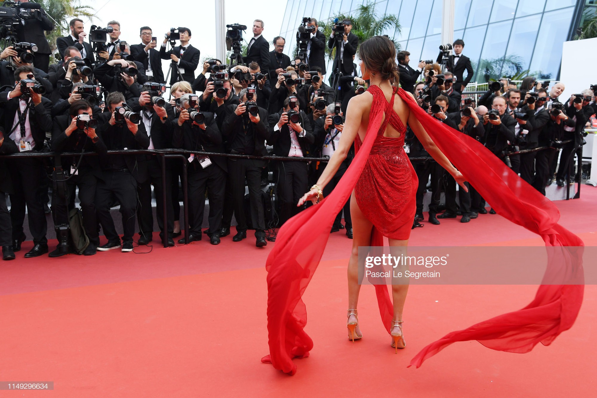Thảm đỏ Cannes ngày 2: Thiên thần Victorias Secret suýt lộ hàng, Phạm Băng Băng Thái Lan xinh như tiên tử - Ảnh 2.