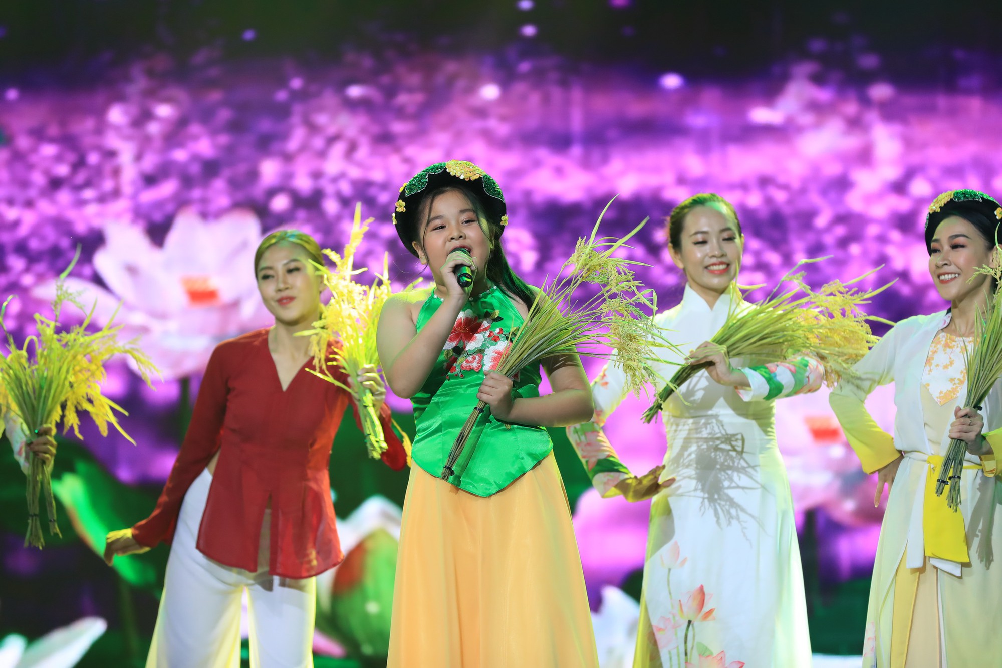 Hòa Minzy bật khóc vì học trò bị chê chọn sai bài, hát không rõ lời - Ảnh 11. Hòa Minzy bật khóc vì học trò bị chê chọn sai bài, hát không rõ lời - Ảnh 11.