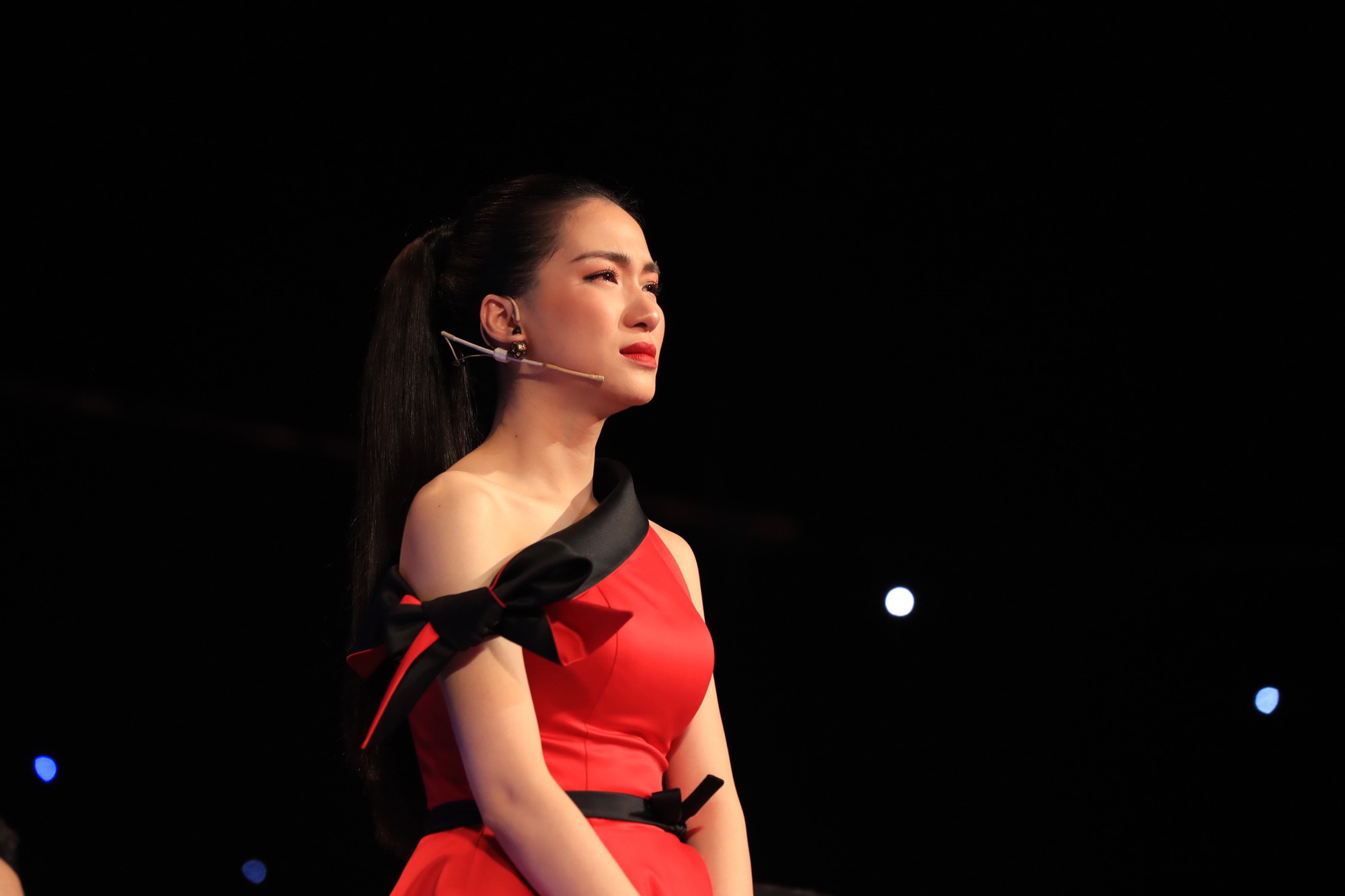 Hòa Minzy bật khóc vì học trò bị chê chọn sai bài, hát không rõ lời - Ảnh 7. Hòa Minzy bật khóc vì học trò bị chê chọn sai bài, hát không rõ lời - Ảnh 7.