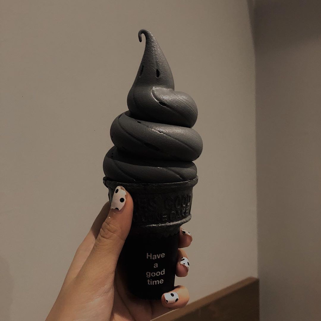 Không ngờ kem màu đen Mẫn Tiên mới úp mở trên Instagram lại có nhiều loại thế này, fan đoán mãi không ra - Ảnh 2. Không ngờ kem màu đen Mẫn Tiên mới úp mở trên Instagram lại có nhiều loại thế này, fan đoán mãi không ra - Ảnh 2.