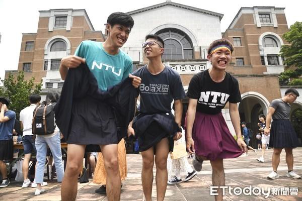 Các nam sinh tung tăng mặc váy trong ngày hội tuyên truyền ủng hộ LGBT - Ảnh 6.