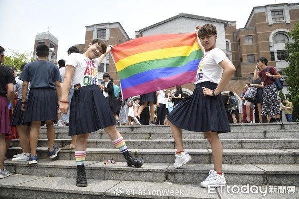 Các nam sinh tung tăng mặc váy trong ngày hội tuyên truyền ủng hộ LGBT - Ảnh 4.