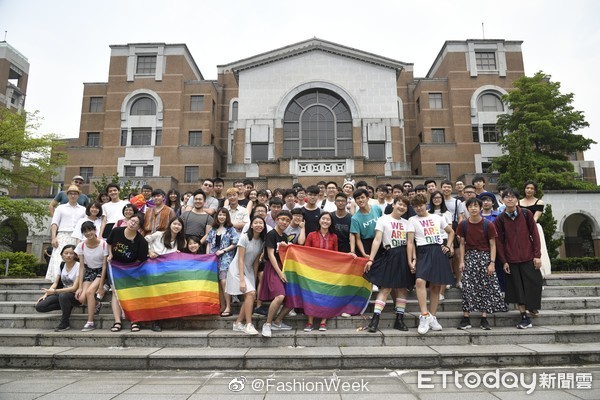 Các nam sinh tung tăng mặc váy trong ngày hội tuyên truyền ủng hộ LGBT - Ảnh 1.