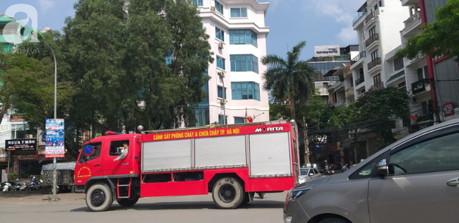 Hà Nội: Khu phố hoảng loạn vì đám cháy bất ngờ, nghi do chập điện trong ngôi nhà không có người ở - Ảnh 6.