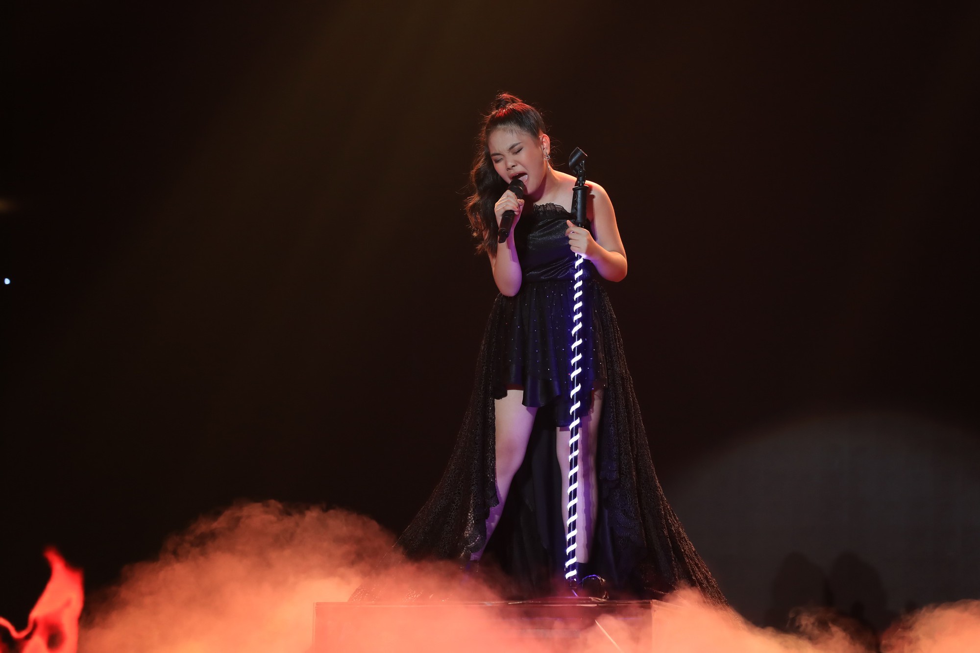 Hòa Minzy bật khóc vì học trò bị chê chọn sai bài, hát không rõ lời - Ảnh 5. Hòa Minzy bật khóc vì học trò bị chê chọn sai bài, hát không rõ lời - Ảnh 5.