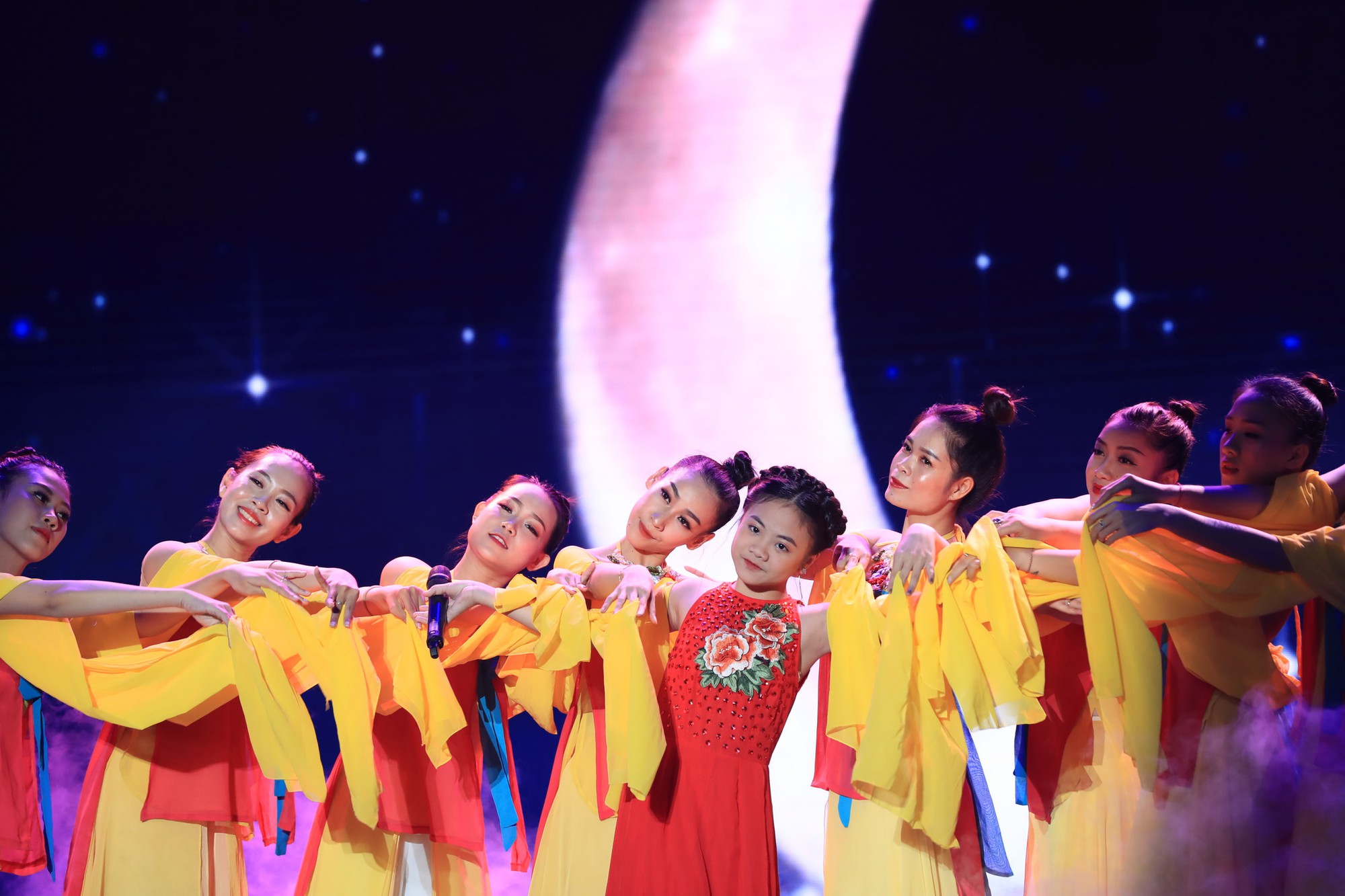 Hòa Minzy bật khóc vì học trò bị chê chọn sai bài, hát không rõ lời - Ảnh 8. Hòa Minzy bật khóc vì học trò bị chê chọn sai bài, hát không rõ lời - Ảnh 8.