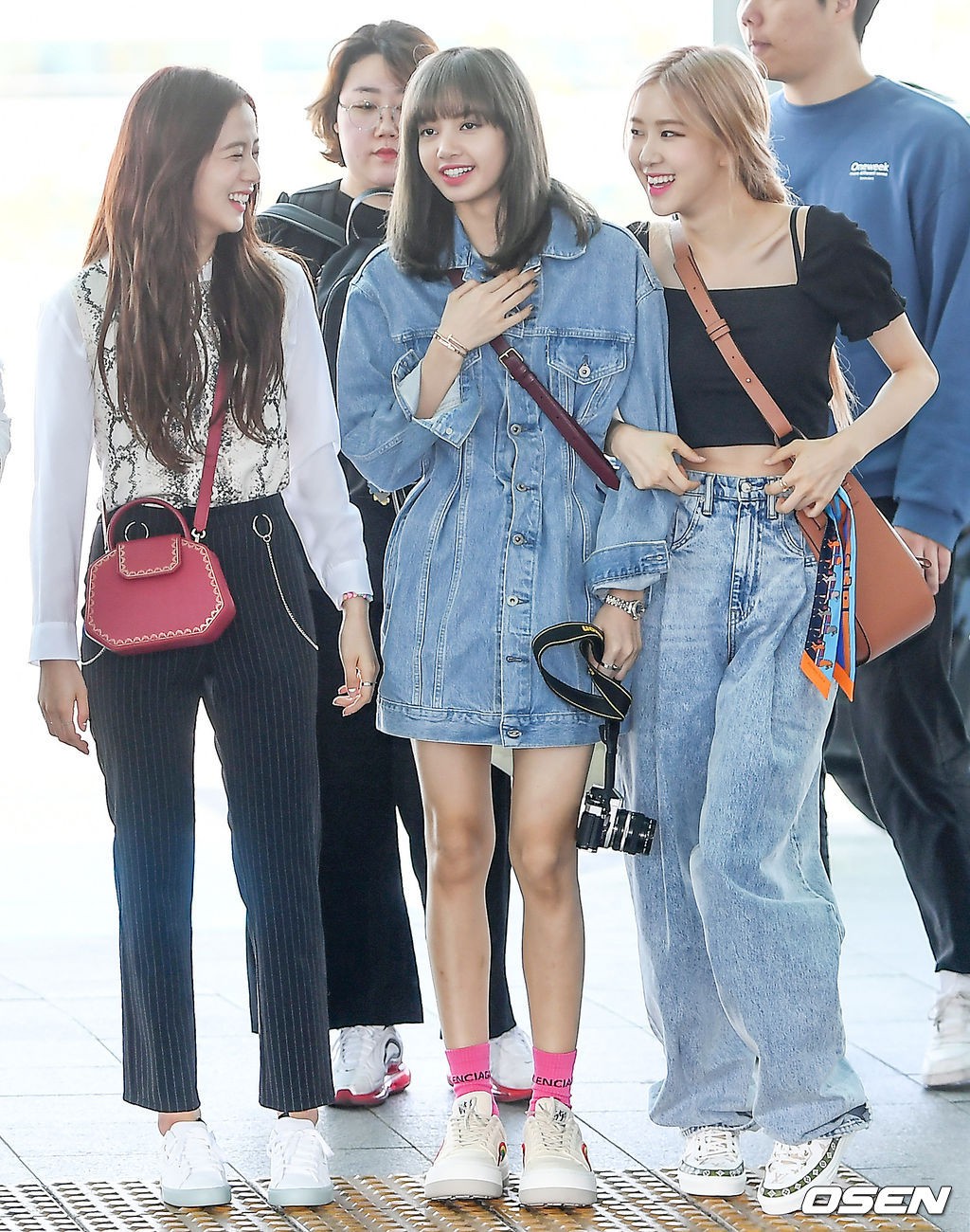 BLACKPINK gây náo loạn sân bay: Jennie và Lisa như đi catwalk, Jisoo lại chiếm trọn spotlight vì đẹp xuất thần - Ảnh 12. BLACKPINK gây náo loạn sân bay: Jennie và Lisa như đi catwalk, Jisoo lại chiếm trọn spotlight vì đẹp xuất thần - Ảnh 12.