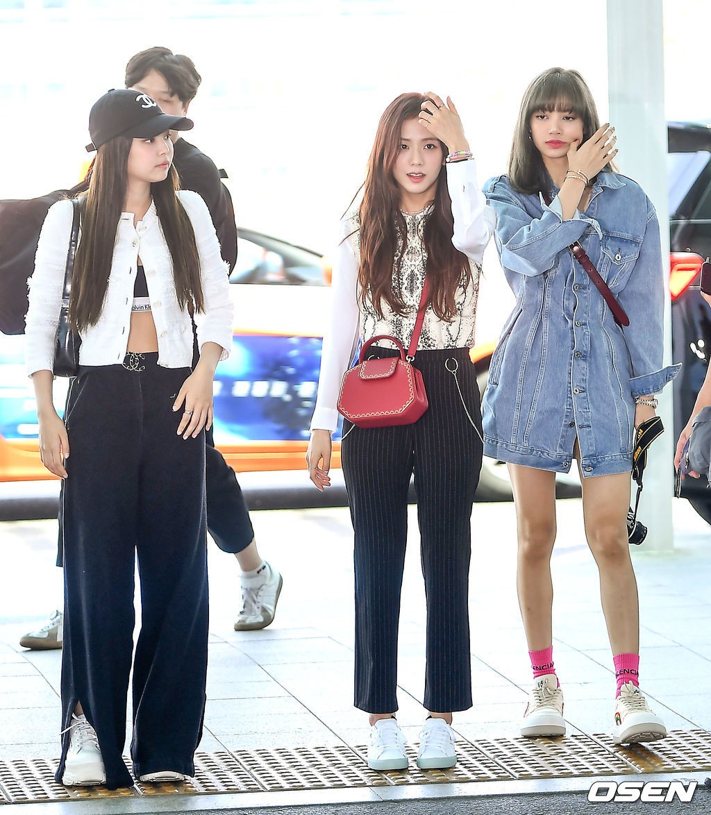 BLACKPINK gây náo loạn sân bay: Jennie và Lisa như đi catwalk, Jisoo lại chiếm trọn spotlight vì đẹp xuất thần - Ảnh 18. BLACKPINK gây náo loạn sân bay: Jennie và Lisa như đi catwalk, Jisoo lại chiếm trọn spotlight vì đẹp xuất thần - Ảnh 18.
