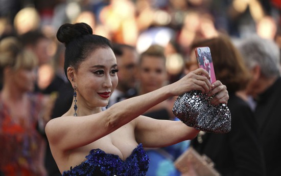 Những đường dây và giá cả bất ngờ đưa mỹ nhân vô danh, hotgirl Weibo sang Cannes làm trò lố - Ảnh 4.