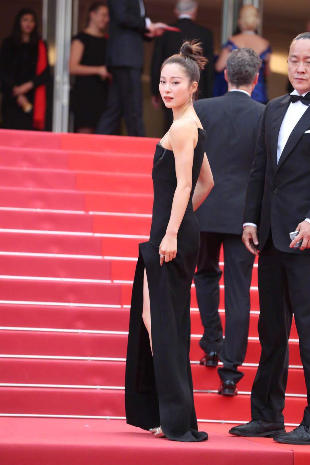 Thảm đỏ Cannes ngày 2: Thiên thần Victorias Secret suýt lộ hàng, Phạm Băng Băng Thái Lan xinh như tiên tử - Ảnh 32.