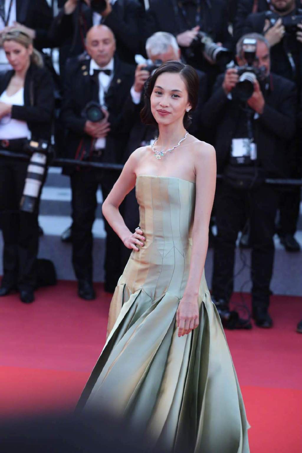 Thảm đỏ Cannes ngày 2: Thiên thần Victorias Secret suýt lộ hàng, Phạm Băng Băng Thái Lan xinh như tiên tử - Ảnh 26.