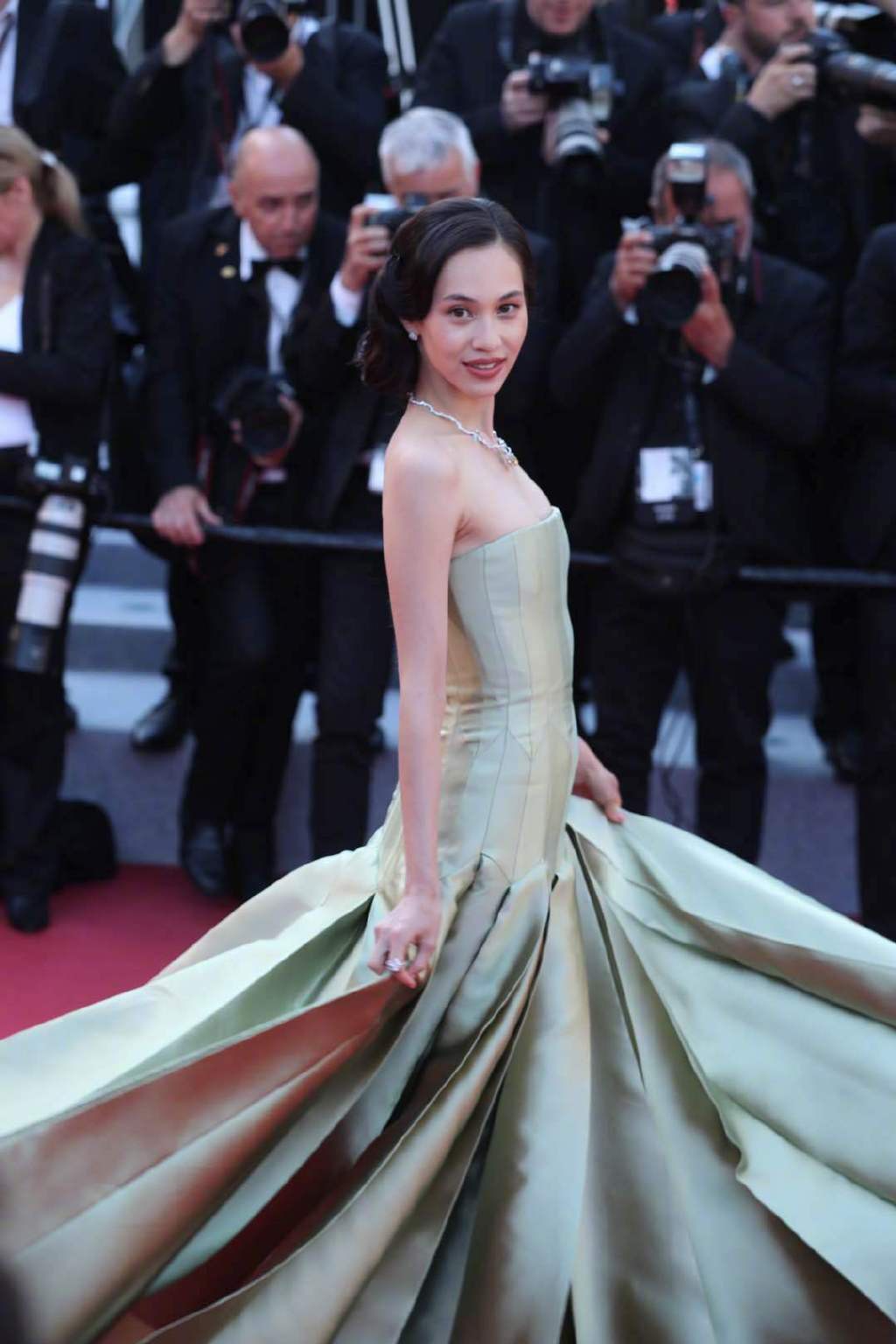 Thảm đỏ Cannes ngày 2: Thiên thần Victorias Secret suýt lộ hàng, Phạm Băng Băng Thái Lan xinh như tiên tử - Ảnh 29.