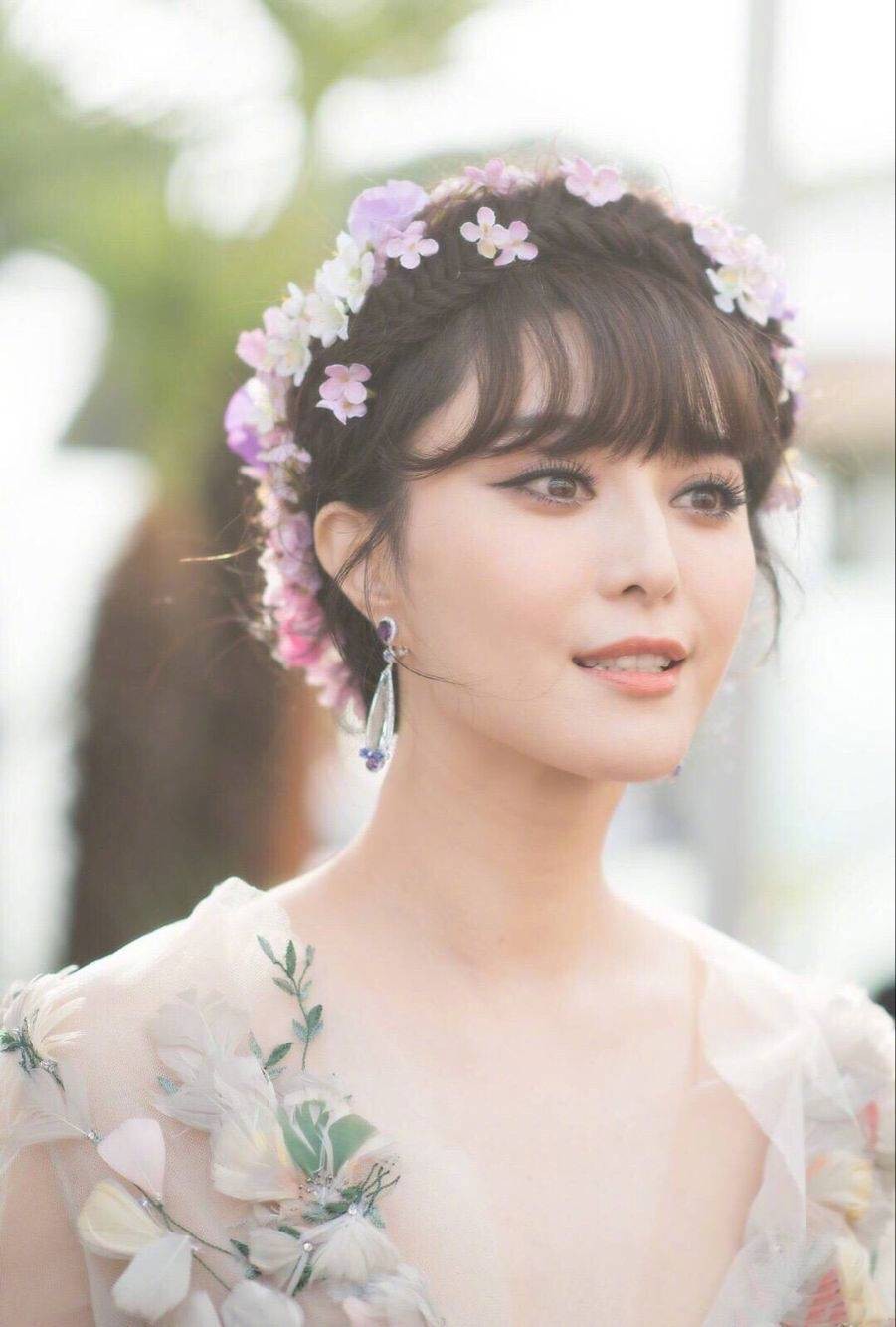 Elle Fanning thành tiên nữ đẹp hơn hoa tại Cannes, nhưng netizen xứ Trung lại chỉ nhớ đến “hoa tiên tử” Phạm Băng Băng ngày nào - Ảnh 7. Elle Fanning thành tiên nữ đẹp hơn hoa tại Cannes, nhưng netizen xứ Trung lại chỉ nhớ đến “hoa tiên tử” Phạm Băng Băng ngày nào - Ảnh 7.