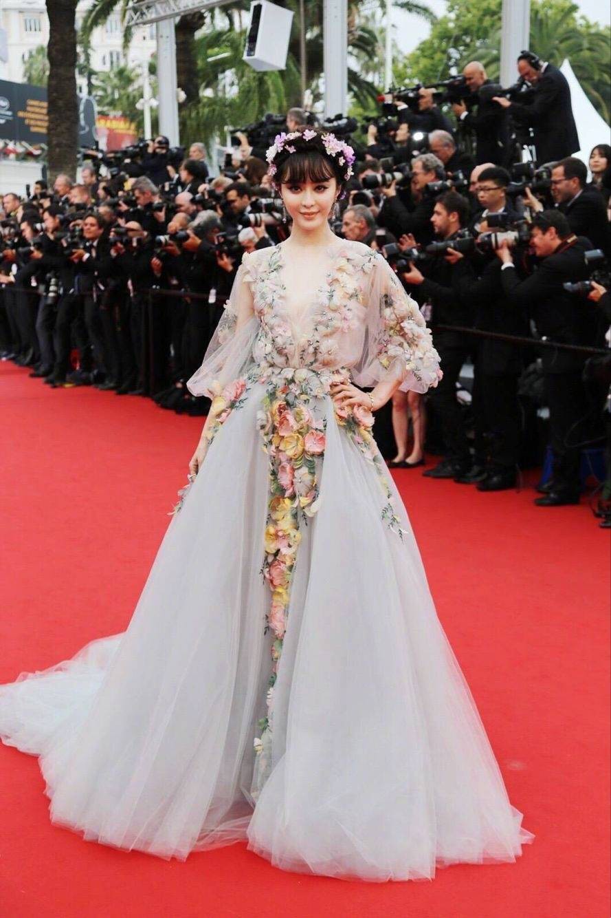 Elle Fanning thành tiên nữ đẹp hơn hoa tại Cannes, nhưng netizen xứ Trung lại chỉ nhớ đến “hoa tiên tử” Phạm Băng Băng ngày nào - Ảnh 8. Elle Fanning thành tiên nữ đẹp hơn hoa tại Cannes, nhưng netizen xứ Trung lại chỉ nhớ đến “hoa tiên tử” Phạm Băng Băng ngày nào - Ảnh 8.
