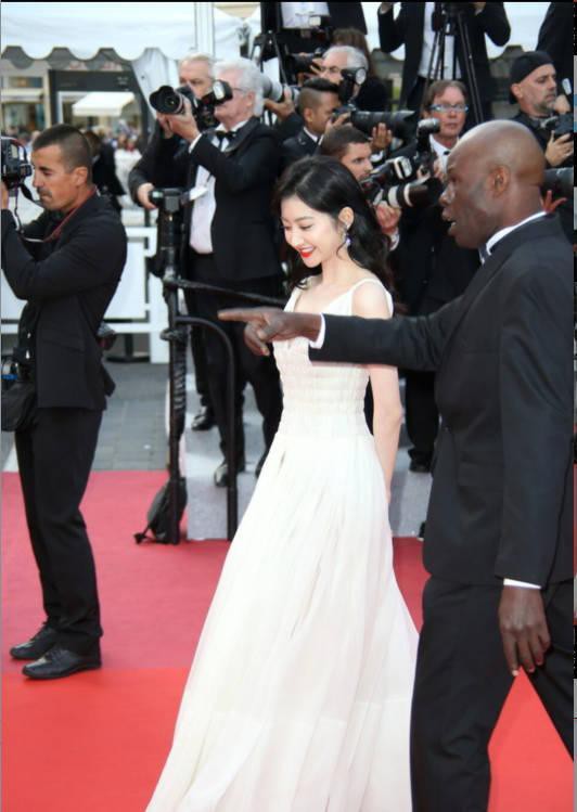 2 mỹ nhân bị đối xử một trời một vực tại Cannes: Cảnh Điềm bị xua đuổi phũ phàng, sao nữ này lại được chào đón - Ảnh 18.