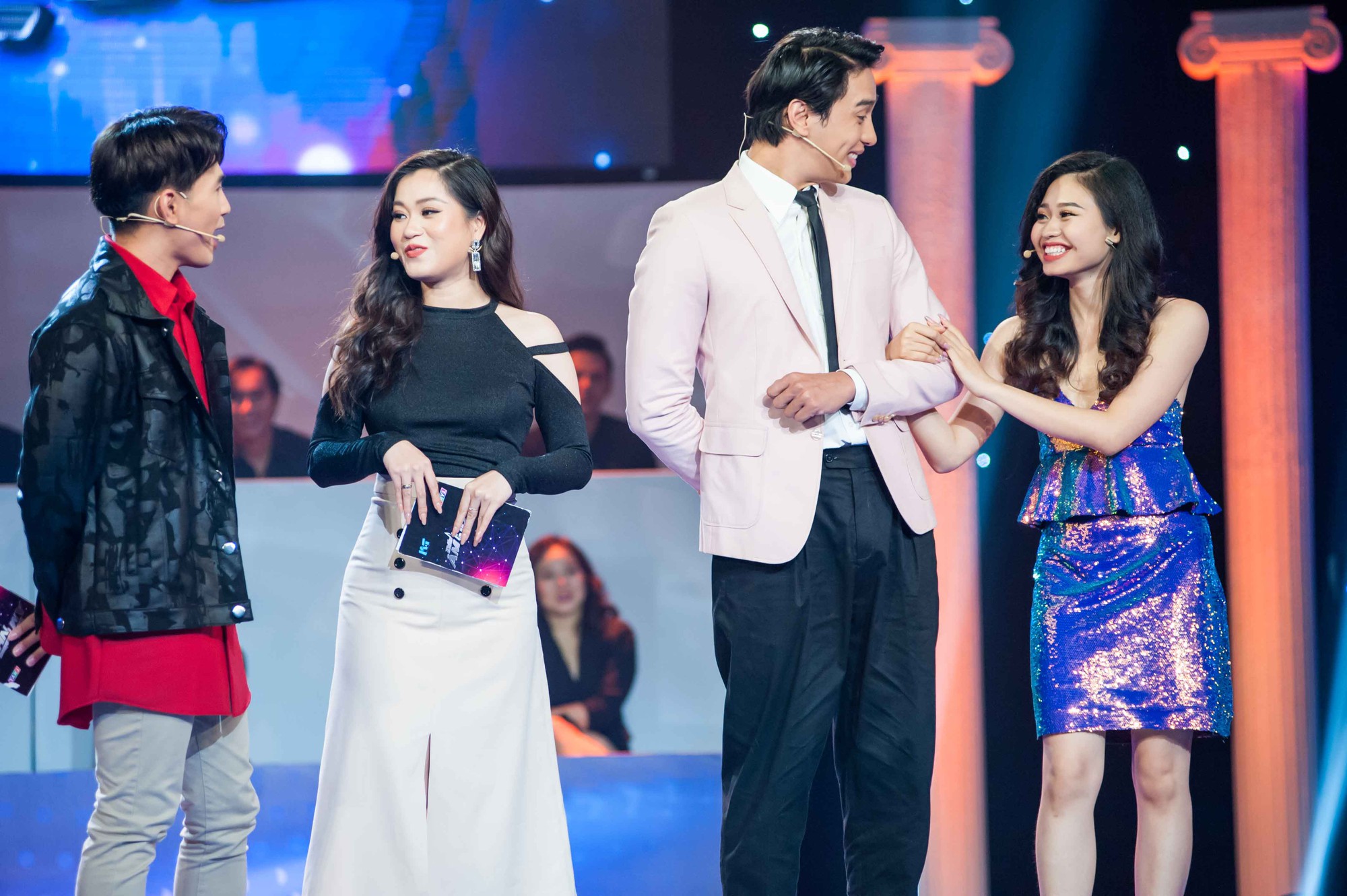 Cô gái làm náo loạn gameshow khi khoác tay Thuận Nguyễn, lại ôm Mai Tiến Dũng, kết thân với Hoàng Tôn - Ảnh 3. Cô gái làm náo loạn gameshow khi khoác tay Thuận Nguyễn, lại ôm Mai Tiến Dũng, kết thân với Hoàng Tôn - Ảnh 3.