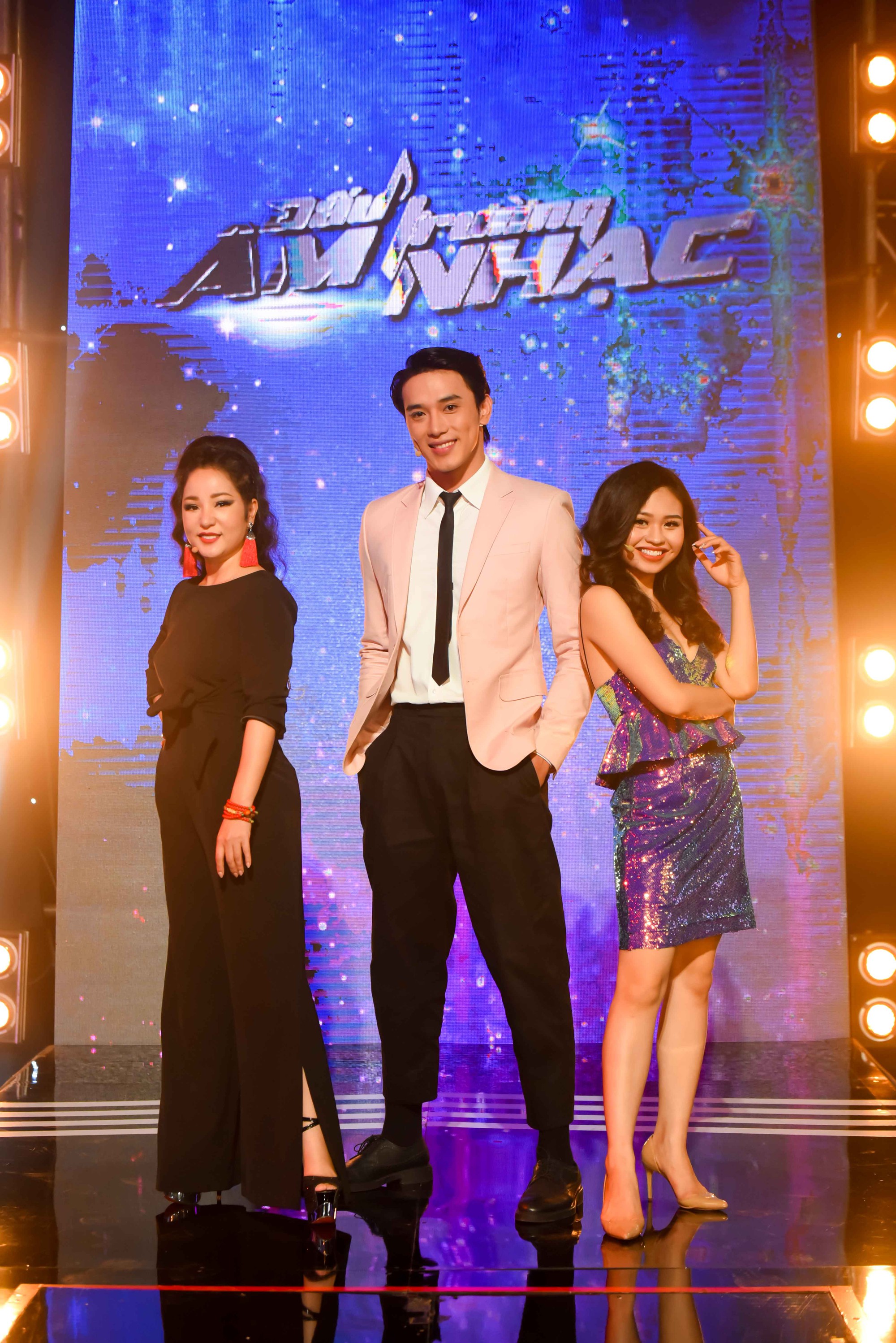 Cô gái làm náo loạn gameshow khi khoác tay Thuận Nguyễn, lại ôm Mai Tiến Dũng, kết thân với Hoàng Tôn - Ảnh 1. Cô gái làm náo loạn gameshow khi khoác tay Thuận Nguyễn, lại ôm Mai Tiến Dũng, kết thân với Hoàng Tôn - Ảnh 1.