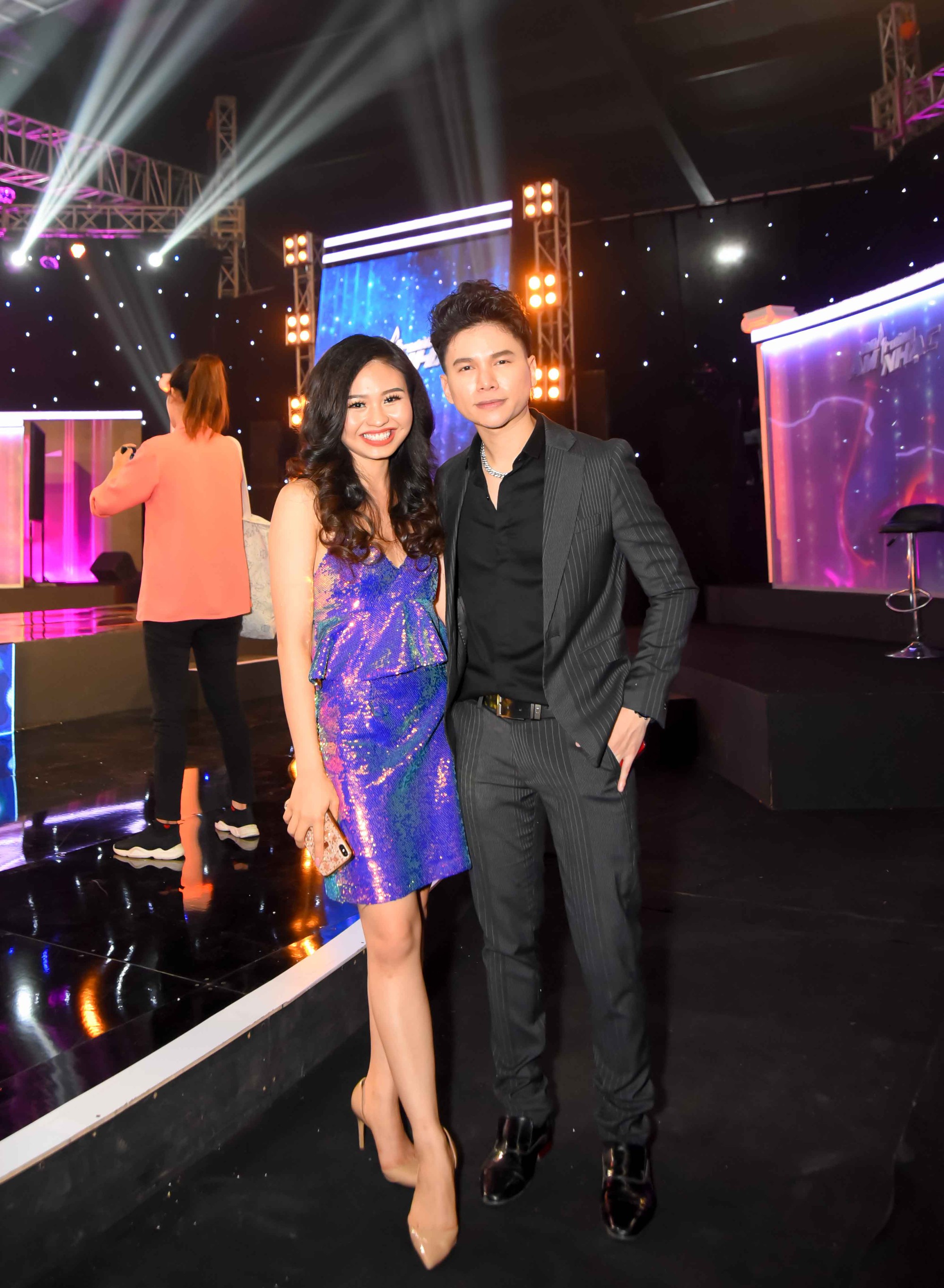 Cô gái làm náo loạn gameshow khi khoác tay Thuận Nguyễn, lại ôm Mai Tiến Dũng, kết thân với Hoàng Tôn - Ảnh 7. Cô gái làm náo loạn gameshow khi khoác tay Thuận Nguyễn, lại ôm Mai Tiến Dũng, kết thân với Hoàng Tôn - Ảnh 7.