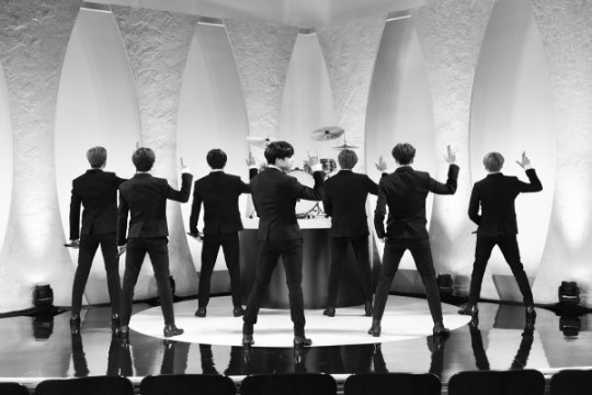 Hóa thân The Beatles trên talkshow nổi tiếng nước Mỹ, BTS còn là boygroup đầu tiên làm được điều này sau... 55 năm! - Ảnh 5.