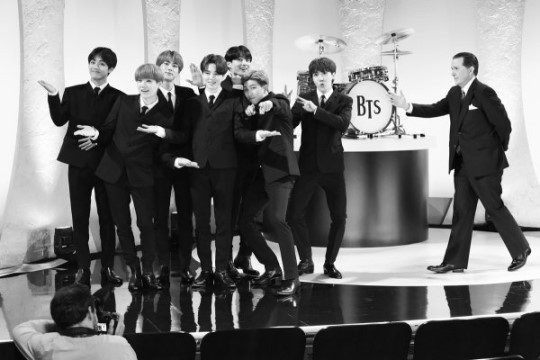 Hóa thân The Beatles trên talkshow nổi tiếng nước Mỹ, BTS còn là boygroup đầu tiên làm được điều này sau... 55 năm! - Ảnh 6.
