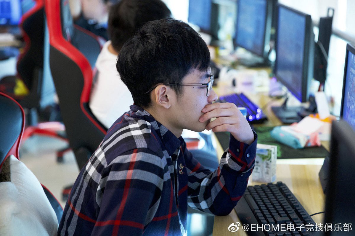 Choáng với quy chế luyện tập vô cùng khắc nghiệt của tuyển thủ Esports Trung Quốc: Một tháng có thể bị phạt 53 triệu VNĐ - Ảnh 1. Choáng với quy chế luyện tập vô cùng khắc nghiệt của tuyển thủ Esports Trung Quốc: Một tháng có thể bị phạt 53 triệu VNĐ - Ảnh 1.