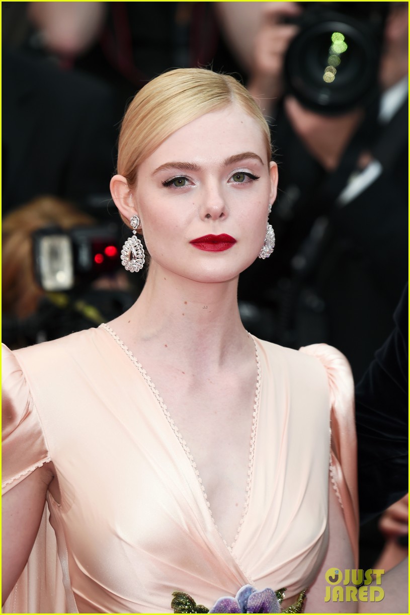 Giữa loạt mỹ nhân sexy ngồn ngộn tại Cannes 2019, có một nàng công chúa cổ tích đẹp nao lòng bước ra đời thực - Ảnh 14. Giữa loạt mỹ nhân sexy ngồn ngộn tại Cannes 2019, có một nàng công chúa cổ tích đẹp nao lòng bước ra đời thực - Ảnh 14.