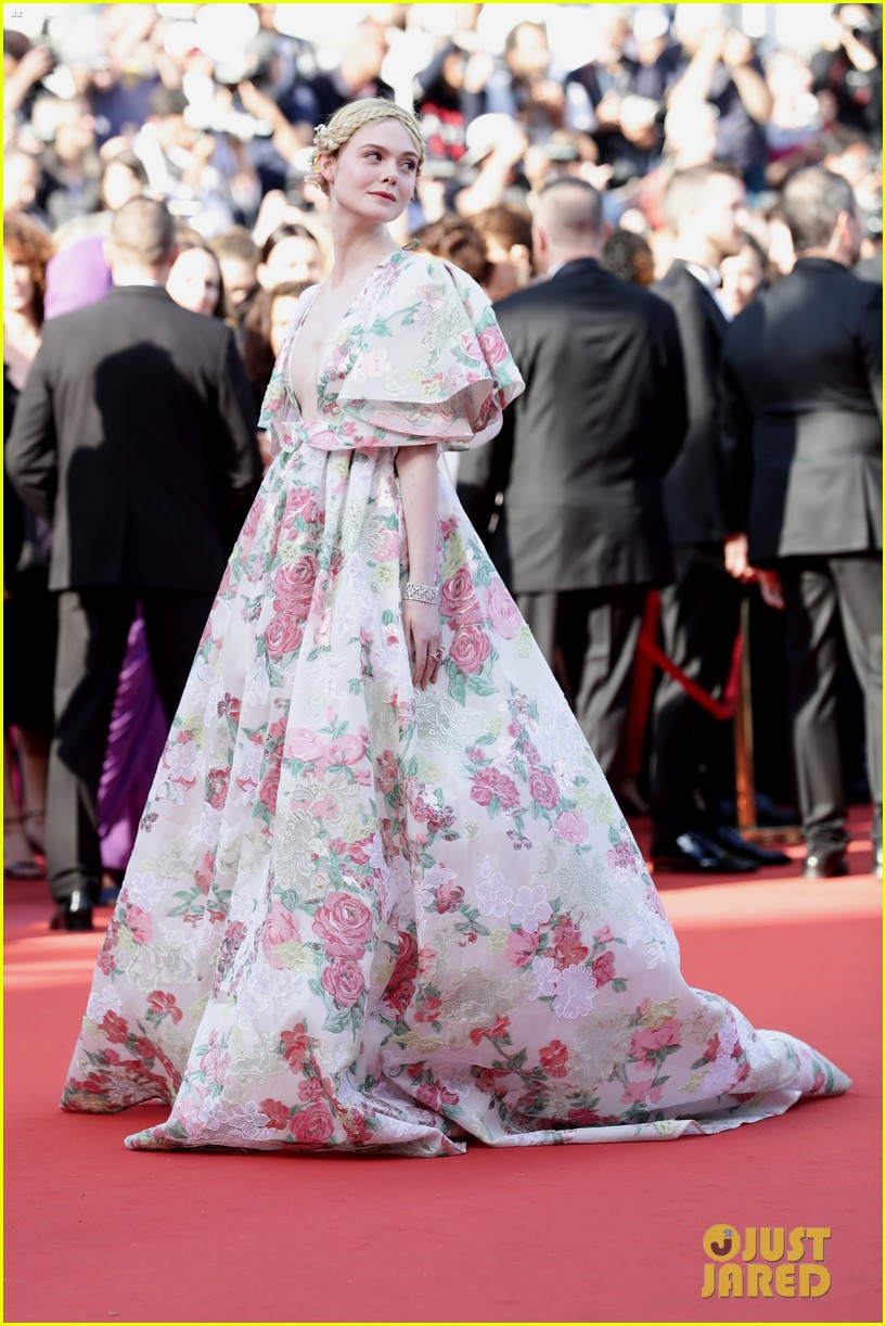 Giữa loạt mỹ nhân sexy ngồn ngộn tại Cannes 2019, có một nàng công chúa cổ tích đẹp nao lòng bước ra đời thực - Ảnh 1. Giữa loạt mỹ nhân sexy ngồn ngộn tại Cannes 2019, có một nàng công chúa cổ tích đẹp nao lòng bước ra đời thực - Ảnh 1.