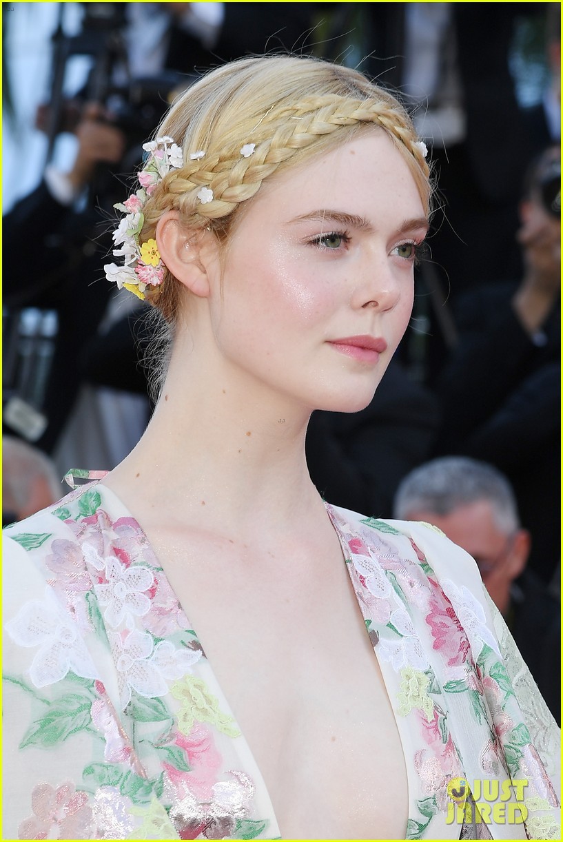 Giữa loạt mỹ nhân sexy ngồn ngộn tại Cannes 2019, có một nàng công chúa cổ tích đẹp nao lòng bước ra đời thực - Ảnh 8. Giữa loạt mỹ nhân sexy ngồn ngộn tại Cannes 2019, có một nàng công chúa cổ tích đẹp nao lòng bước ra đời thực - Ảnh 8.