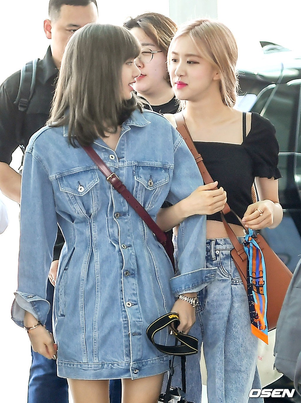 BLACKPINK gây náo loạn sân bay: Jennie và Lisa như đi catwalk, Jisoo lại chiếm trọn spotlight vì đẹp xuất thần - Ảnh 14. BLACKPINK gây náo loạn sân bay: Jennie và Lisa như đi catwalk, Jisoo lại chiếm trọn spotlight vì đẹp xuất thần - Ảnh 14.