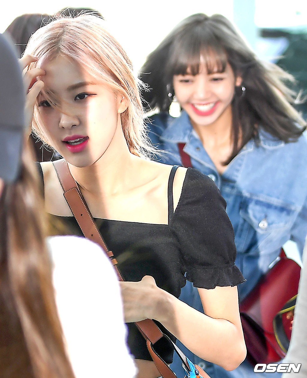 BLACKPINK gây náo loạn sân bay: Jennie và Lisa như đi catwalk, Jisoo lại chiếm trọn spotlight vì đẹp xuất thần - Ảnh 15. BLACKPINK gây náo loạn sân bay: Jennie và Lisa như đi catwalk, Jisoo lại chiếm trọn spotlight vì đẹp xuất thần - Ảnh 15.