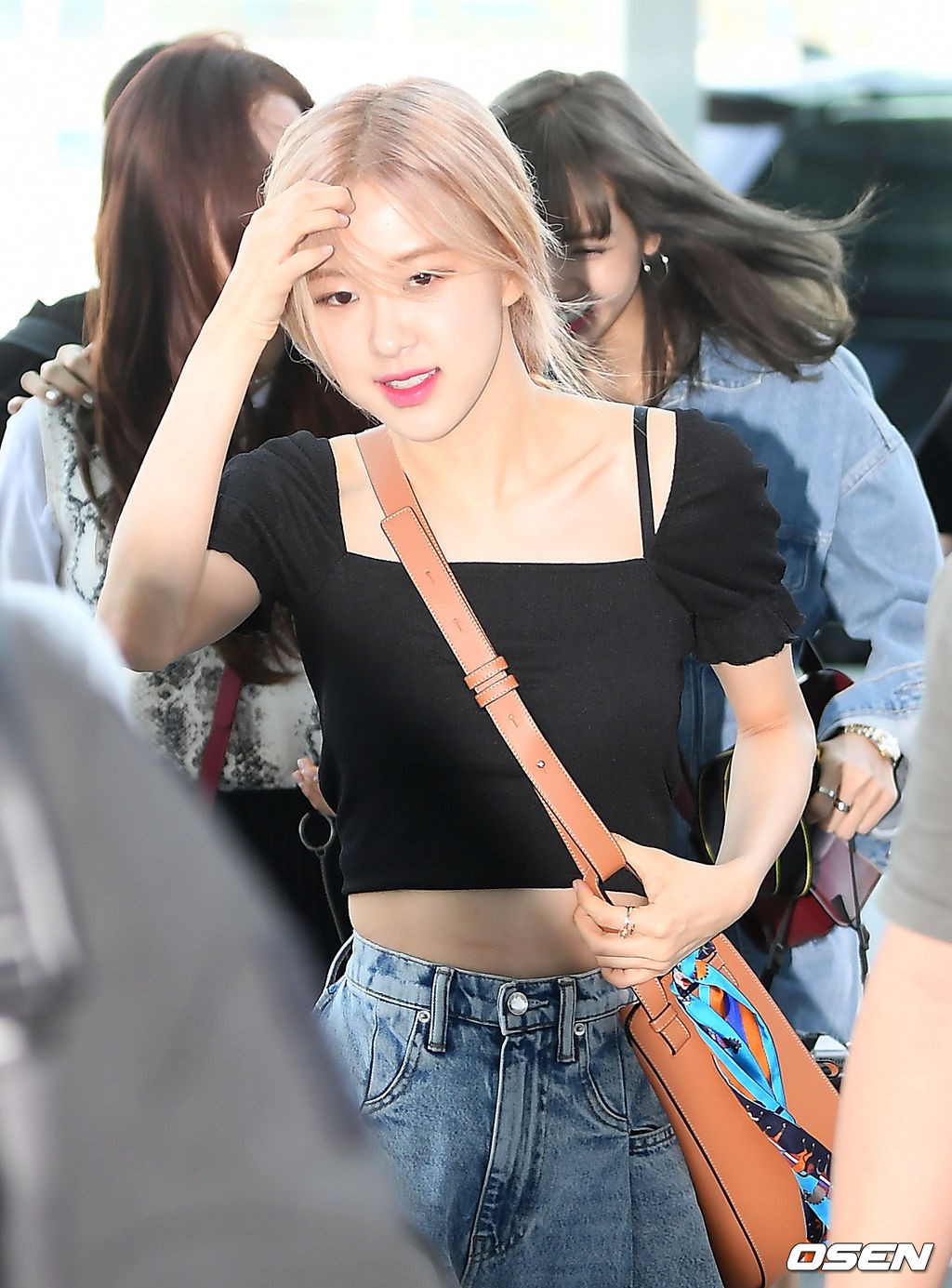 BLACKPINK gây náo loạn sân bay: Jennie và Lisa như đi catwalk, Jisoo lại chiếm trọn spotlight vì đẹp xuất thần - Ảnh 16. BLACKPINK gây náo loạn sân bay: Jennie và Lisa như đi catwalk, Jisoo lại chiếm trọn spotlight vì đẹp xuất thần - Ảnh 16.