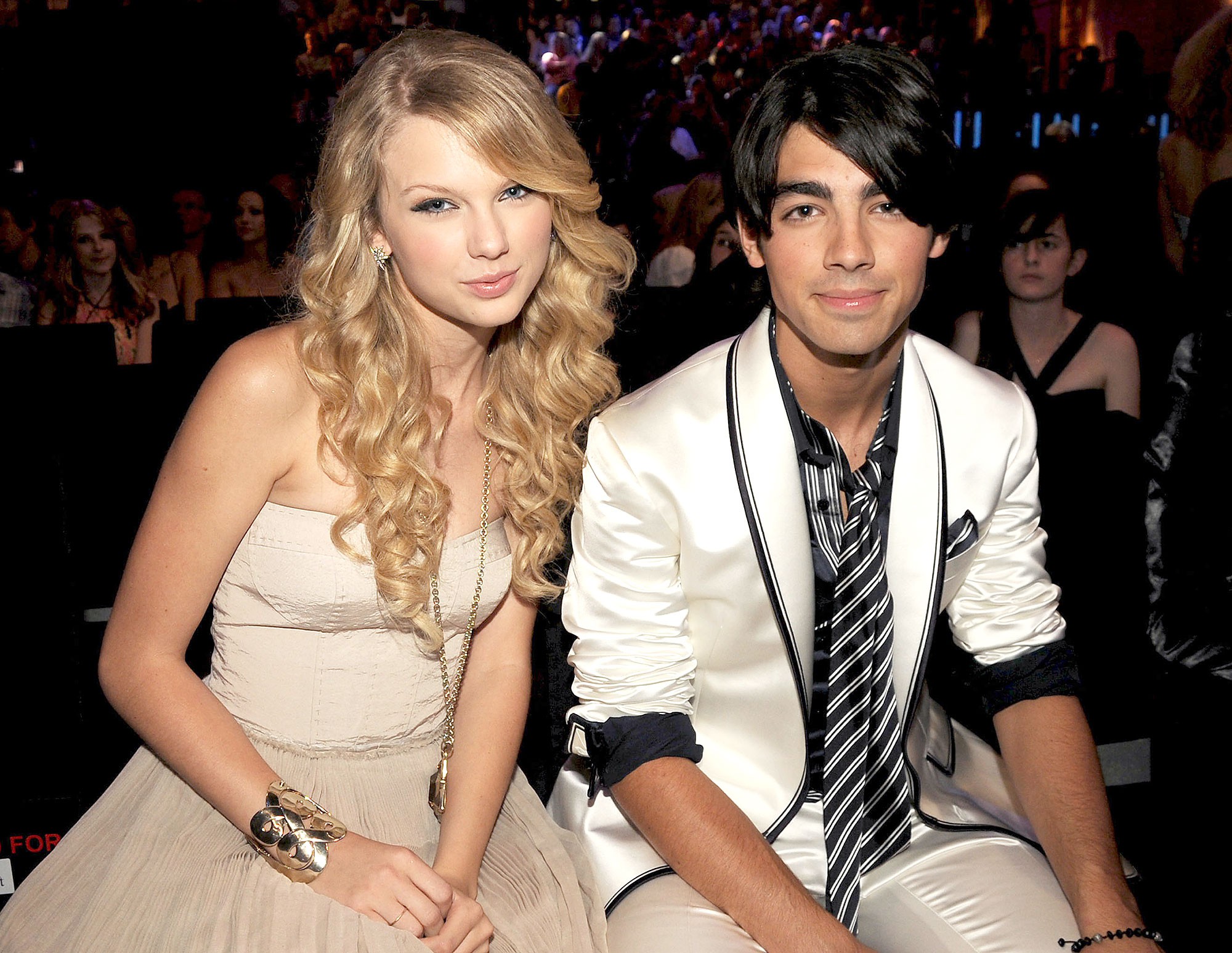 Nói xấu tình cũ thì nhiều nhưng lần đầu thấy Taylor Swift công khai nhận lỗi với một người trong số đó - Ảnh 2. Nói xấu tình cũ thì nhiều nhưng lần đầu thấy Taylor Swift công khai nhận lỗi với một người trong số đó - Ảnh 2.