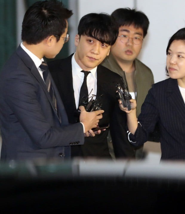 Giữa chảo lửa tranh cãi, hình ảnh bố Seungri chờ sẵn ở xe để đón con trai sau khi tòa hủy lệnh bắt gây chú ý - Ảnh 1.