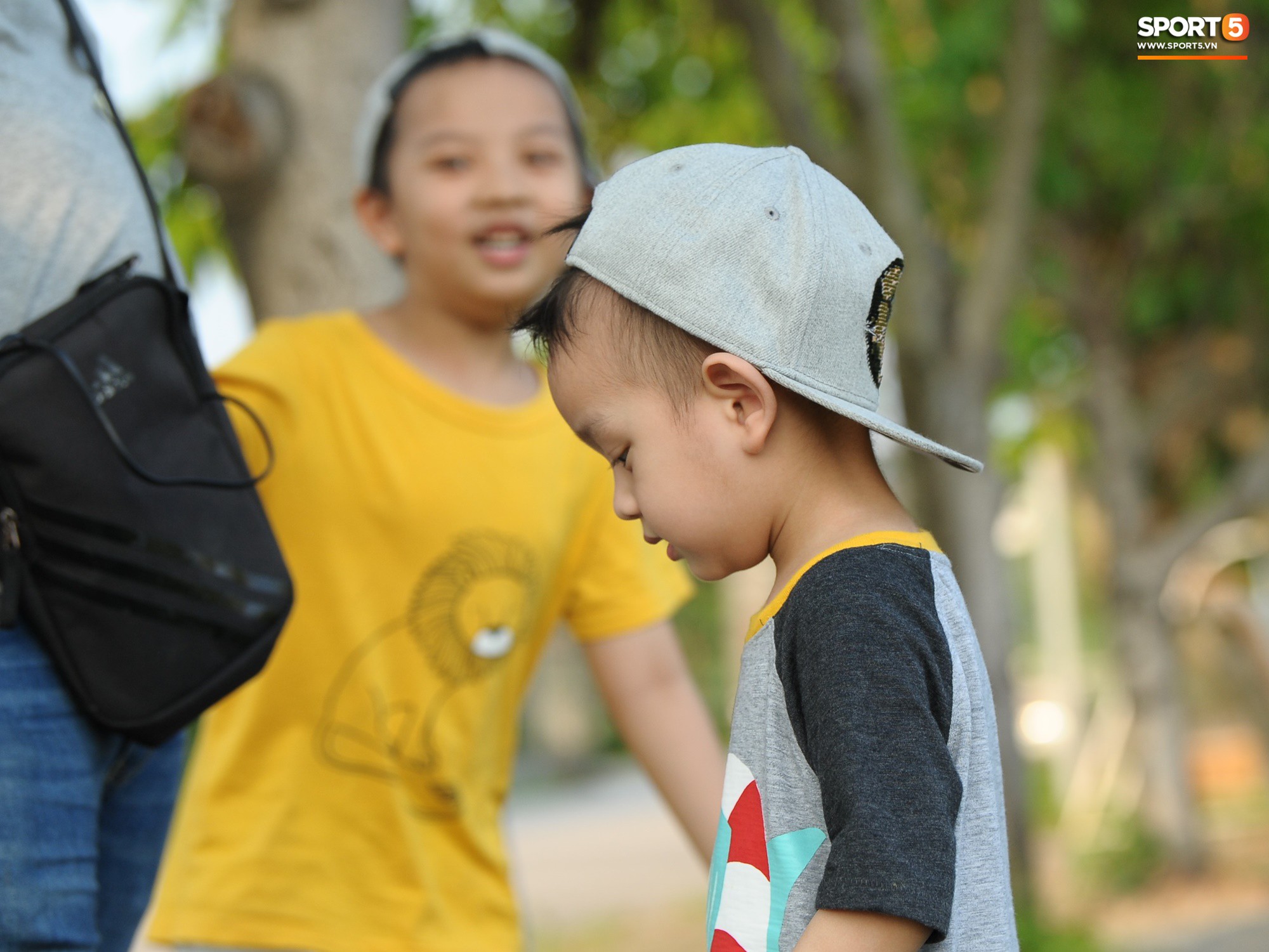 Những thiên thần trên sân tập của Hà Nội FC tạo nên khung cảnh khiến người xem mê mẩn như thước phim thanh xuân vườn trường - Ảnh 14. Những thiên thần trên sân tập của Hà Nội FC tạo nên khung cảnh khiến người xem mê mẩn như thước phim thanh xuân vườn trường - Ảnh 14.