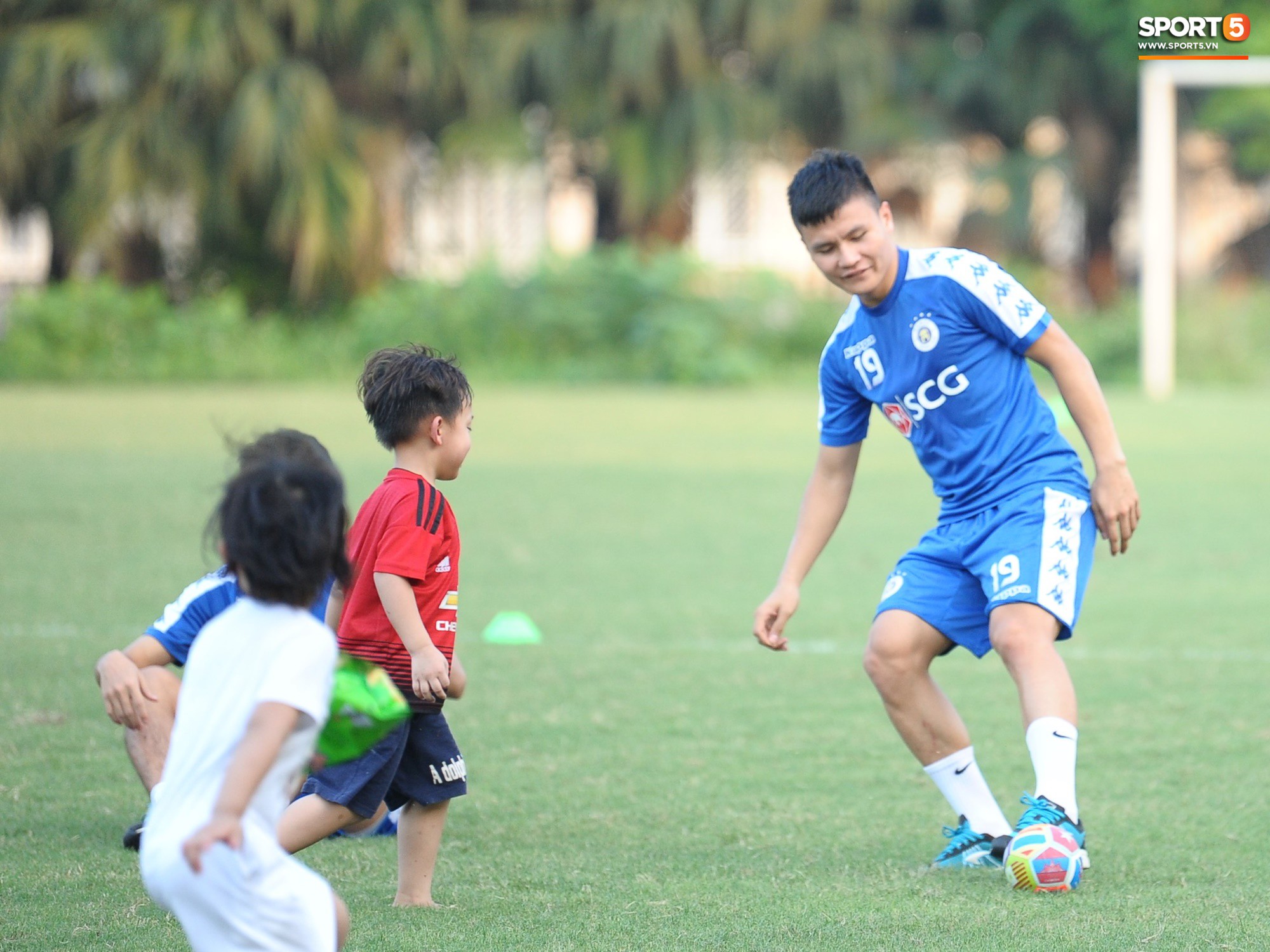 Những thiên thần trên sân tập của Hà Nội FC tạo nên khung cảnh khiến người xem mê mẩn như thước phim thanh xuân vườn trường - Ảnh 12. Những thiên thần trên sân tập của Hà Nội FC tạo nên khung cảnh khiến người xem mê mẩn như thước phim thanh xuân vườn trường - Ảnh 12.