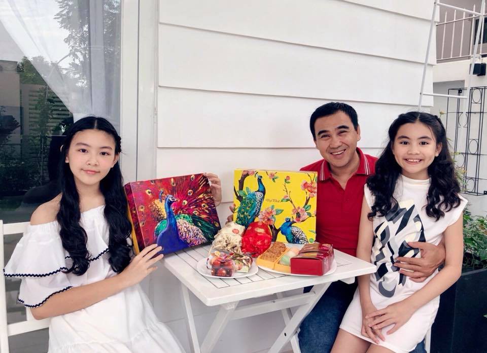 2 cô con gái nhà Quyền Linh: Cô chị được ví như Trương Bá Chi, cô em gây ấn tượng nhờ đặc điểm ăn tiền này - Ảnh 2. 2 cô con gái nhà Quyền Linh: Cô chị được ví như Trương Bá Chi, cô em gây ấn tượng nhờ đặc điểm ăn tiền này - Ảnh 2.