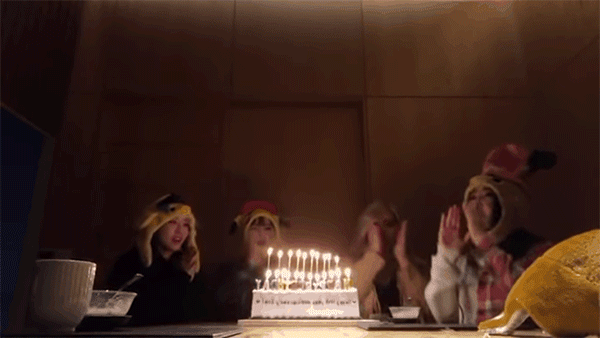 Hình ảnh lấy đi nước mắt hàng nghìn fan: 4 thành viên 2NE1 hội ngộ, cùng nhau cắt bánh mừng kỷ niệm 10 năm ra mắt - Ảnh 4.