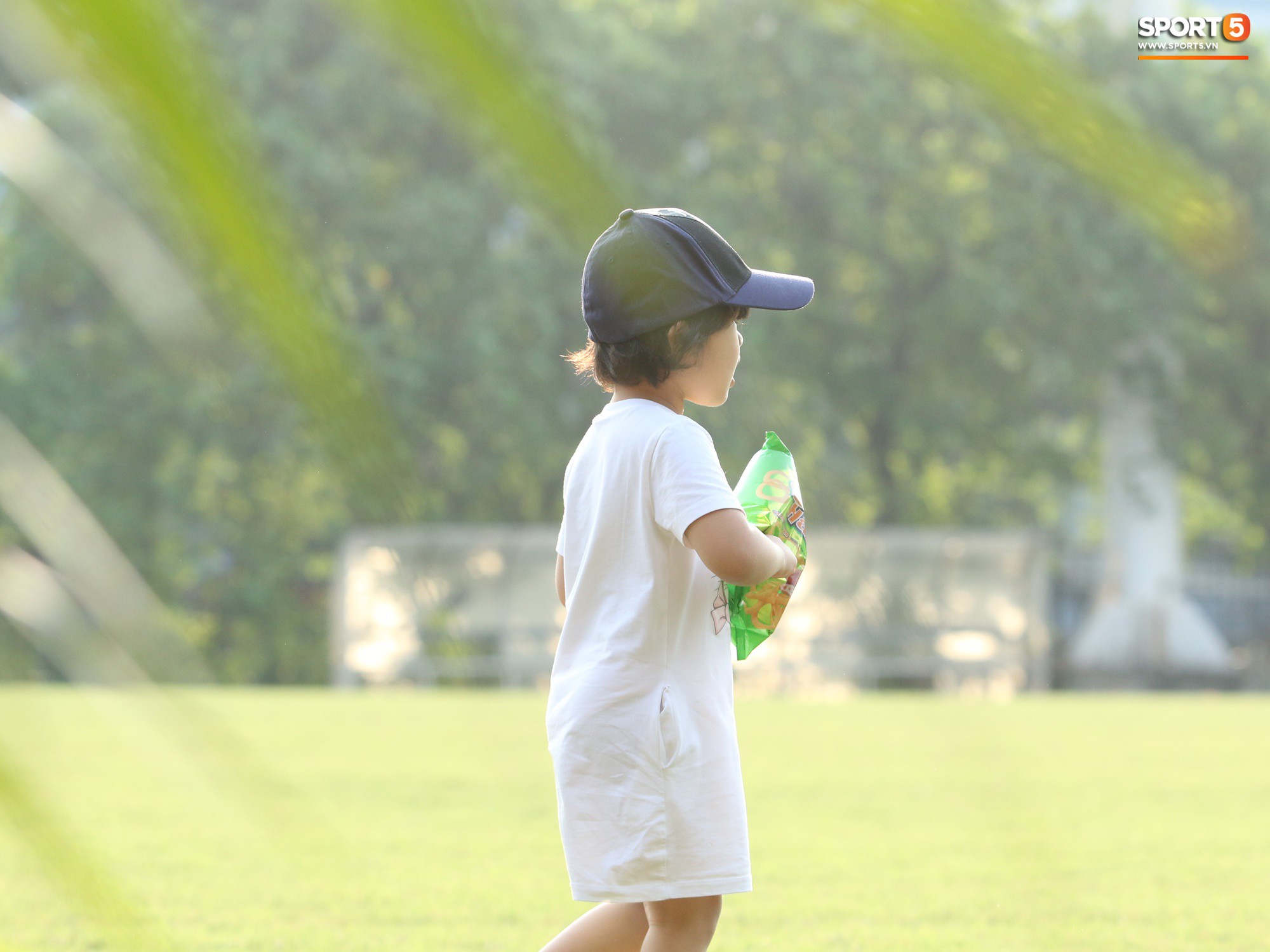 Những thiên thần trên sân tập của Hà Nội FC tạo nên khung cảnh khiến người xem mê mẩn như thước phim thanh xuân vườn trường - Ảnh 7. Những thiên thần trên sân tập của Hà Nội FC tạo nên khung cảnh khiến người xem mê mẩn như thước phim thanh xuân vườn trường - Ảnh 7.