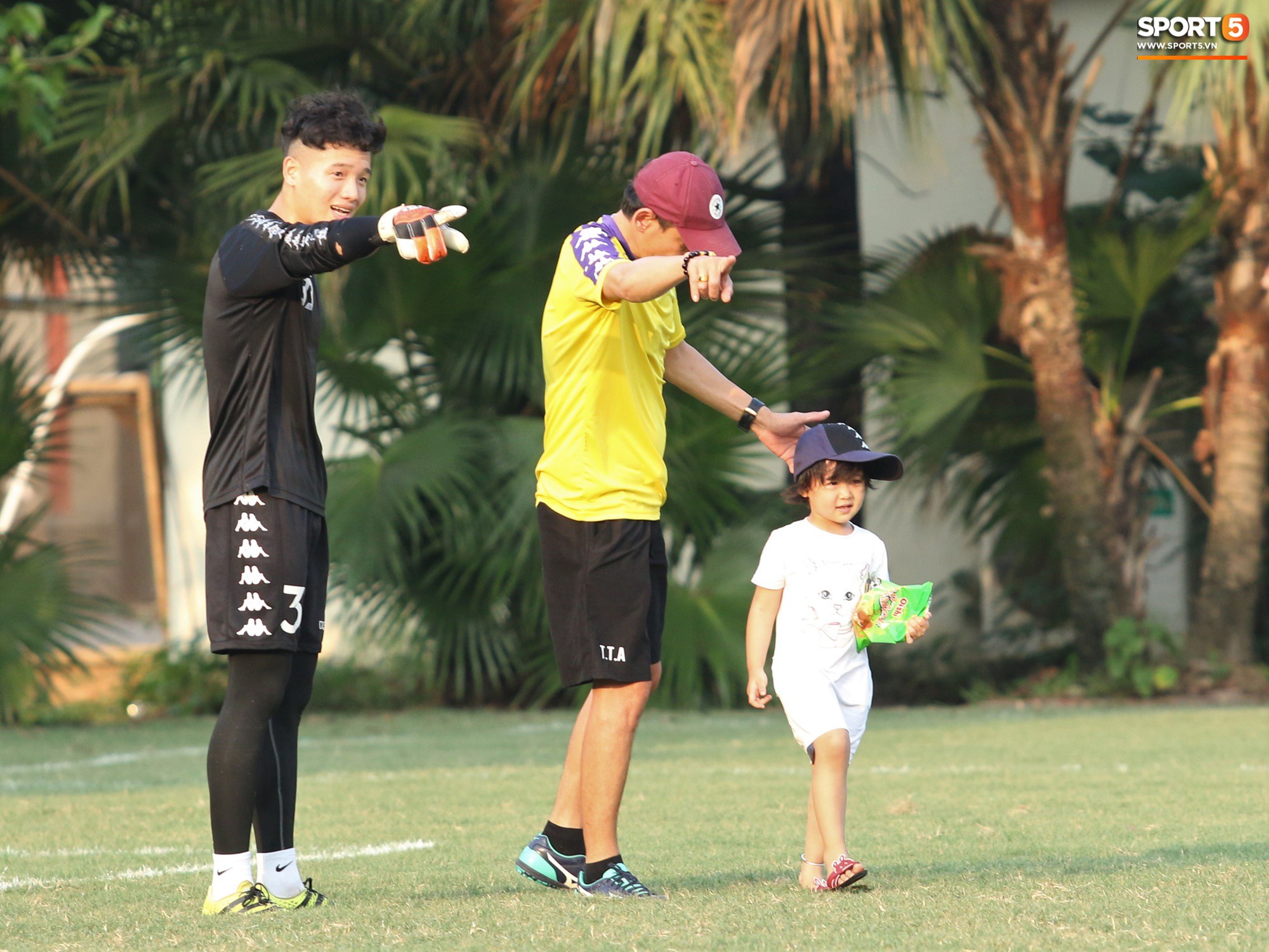 Những thiên thần trên sân tập của Hà Nội FC tạo nên khung cảnh khiến người xem mê mẩn như thước phim thanh xuân vườn trường - Ảnh 4. Những thiên thần trên sân tập của Hà Nội FC tạo nên khung cảnh khiến người xem mê mẩn như thước phim thanh xuân vườn trường - Ảnh 4.