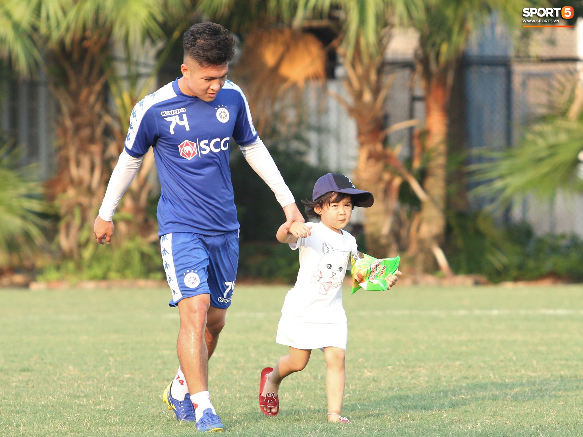Những thiên thần trên sân tập của Hà Nội FC tạo nên khung cảnh khiến người xem mê mẩn như thước phim thanh xuân vườn trường - Ảnh 5. Những thiên thần trên sân tập của Hà Nội FC tạo nên khung cảnh khiến người xem mê mẩn như thước phim thanh xuân vườn trường - Ảnh 5.