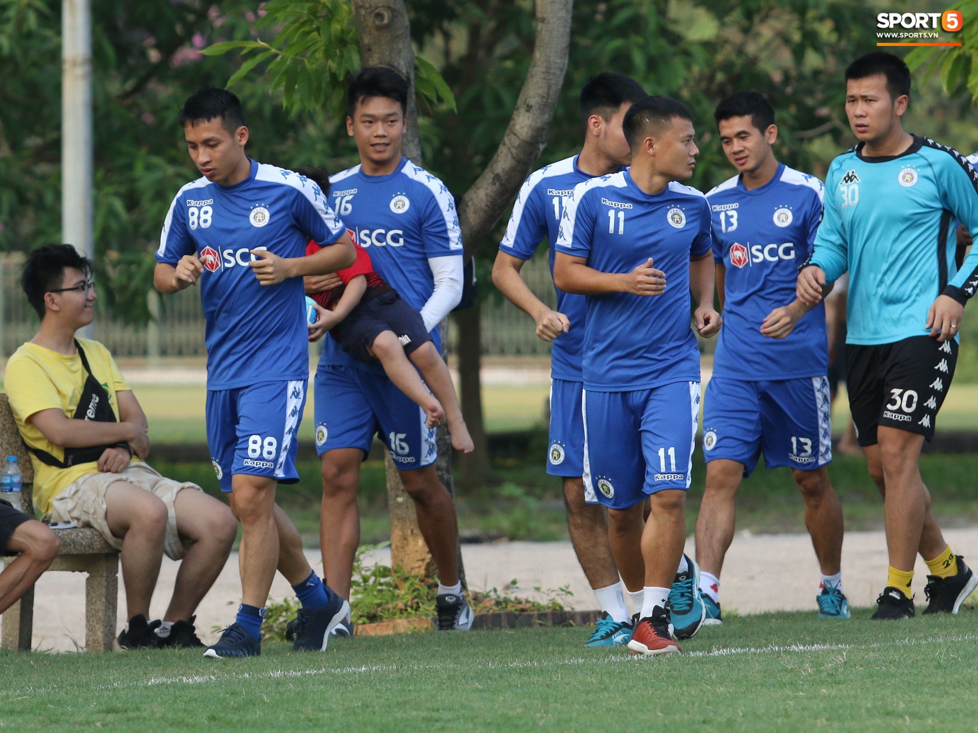 Những thiên thần trên sân tập của Hà Nội FC tạo nên khung cảnh khiến người xem mê mẩn như thước phim thanh xuân vườn trường - Ảnh 10. Những thiên thần trên sân tập của Hà Nội FC tạo nên khung cảnh khiến người xem mê mẩn như thước phim thanh xuân vườn trường - Ảnh 10.