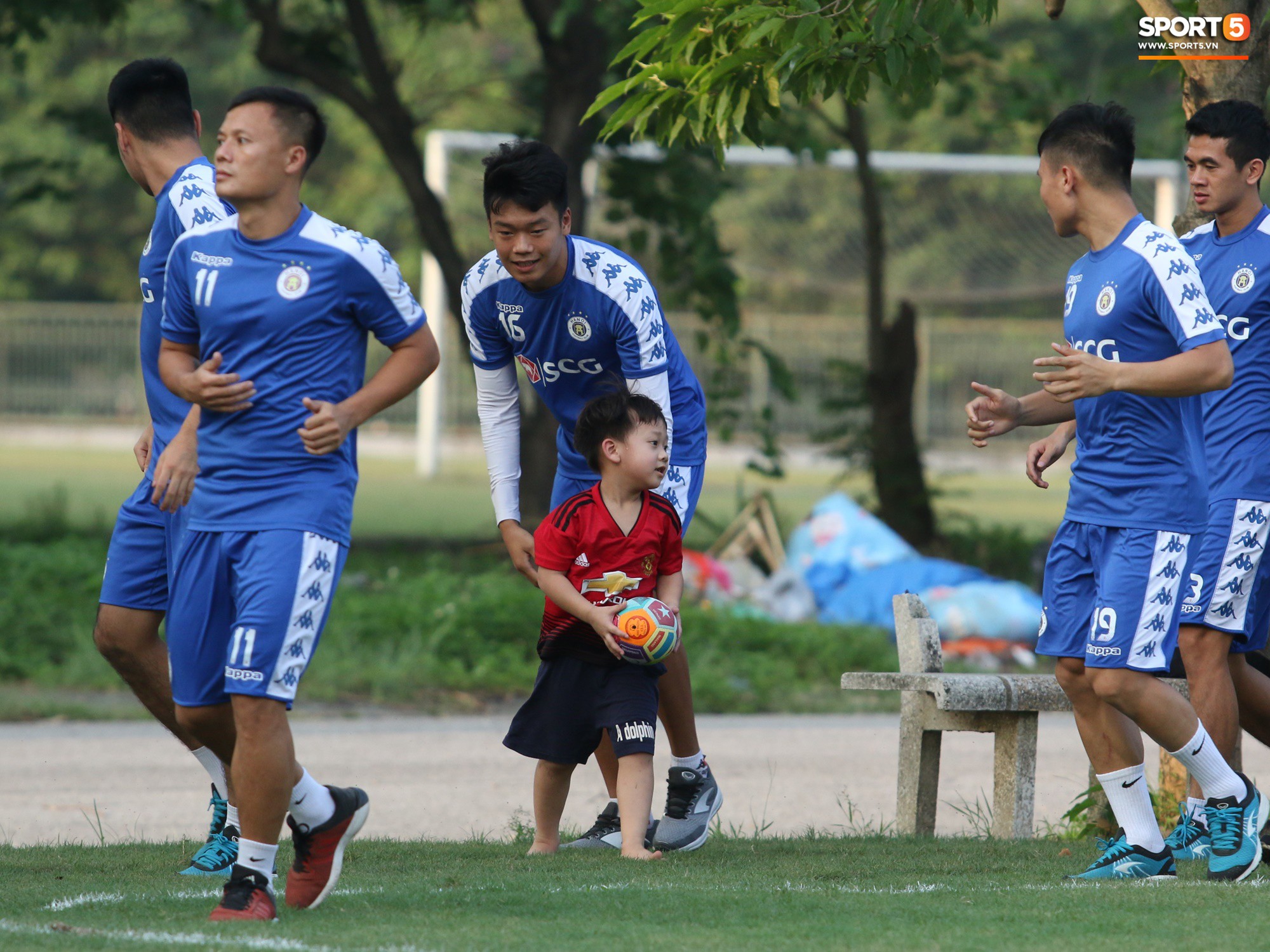 Những thiên thần trên sân tập của Hà Nội FC tạo nên khung cảnh khiến người xem mê mẩn như thước phim thanh xuân vườn trường - Ảnh 9. Những thiên thần trên sân tập của Hà Nội FC tạo nên khung cảnh khiến người xem mê mẩn như thước phim thanh xuân vườn trường - Ảnh 9.