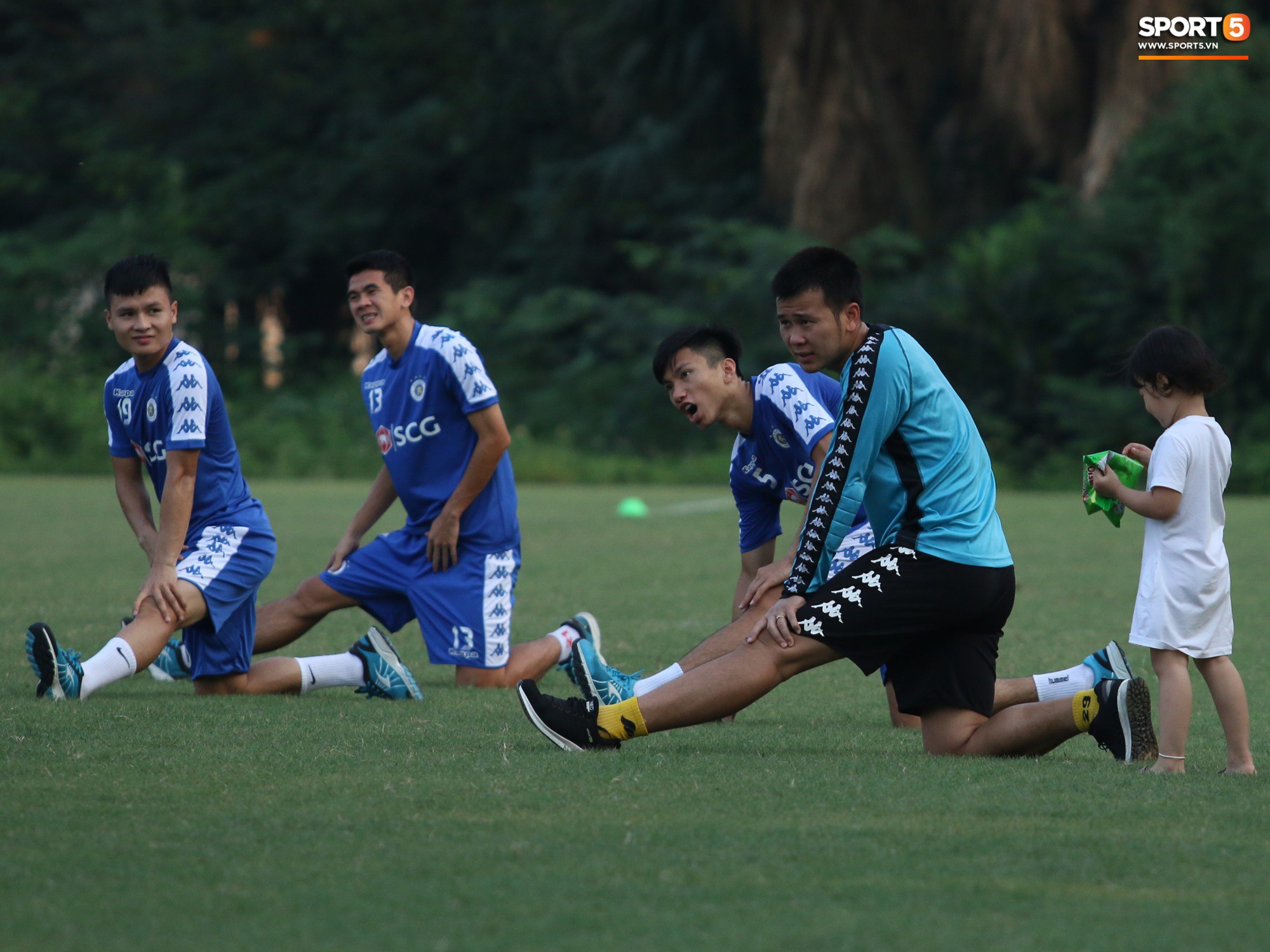 Những thiên thần trên sân tập của Hà Nội FC tạo nên khung cảnh khiến người xem mê mẩn như thước phim thanh xuân vườn trường - Ảnh 8. Những thiên thần trên sân tập của Hà Nội FC tạo nên khung cảnh khiến người xem mê mẩn như thước phim thanh xuân vườn trường - Ảnh 8.
