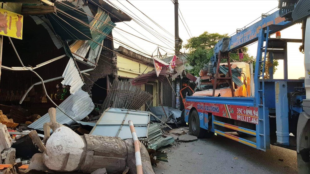 Nam Äá»nh: Xe container máº¥t lÃ¡i tÃ´ng vÃ o 4 nhÃ  dÃ¢n - áº¢nh 2.