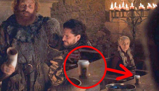 Hết cái li Starbucks xuyên không về quá khứ, Game of Thrones lại trêu khán giả bằng sạn bàn tay ma? - Ảnh 3.