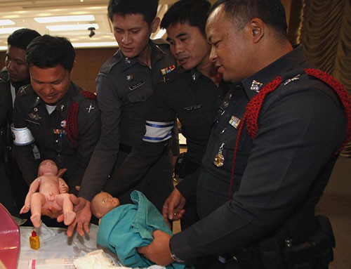 Thái Lan: Cảnh sát dẹp đường cho thai phụ chuyển dạ đi đẻ - Ảnh 11.