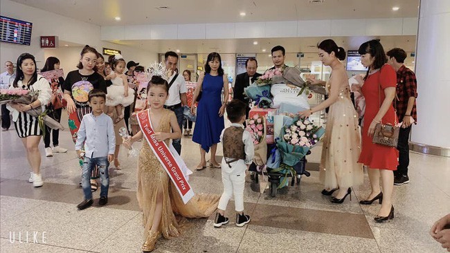 Hoa hậu hoàn vũ nhí 2019 được đón bằng xe sang dát vàng khi trở về Việt Nam - Ảnh 3.