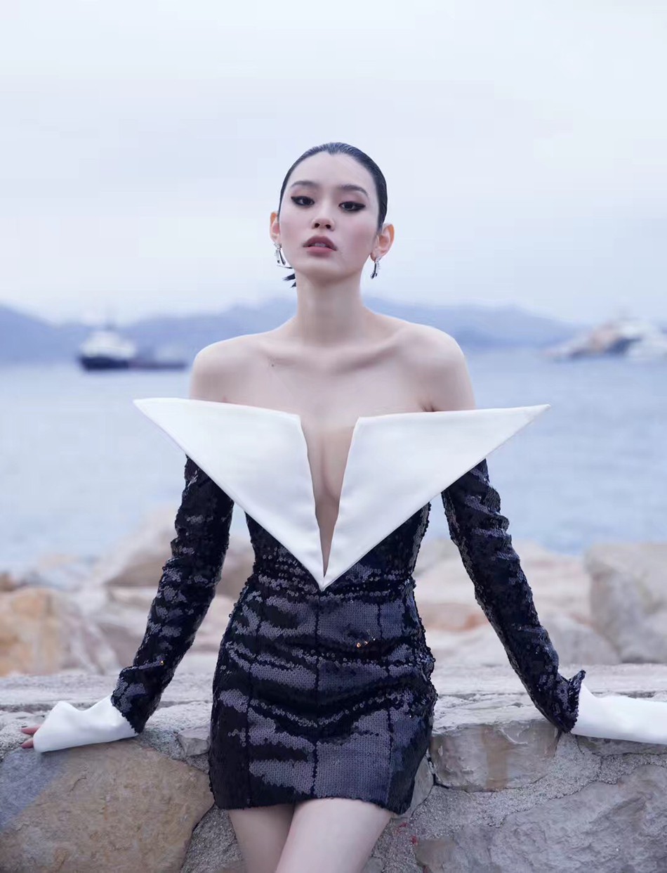 Sự kiện bên lề Cannes: Ming Xi - Sui He cạnh tranh sắc vóc khốc liệt, Lưu Đào - Quan Hiểu Đồng chẳng chịu lép vế - Ảnh 4. Sự kiện bên lề Cannes: Ming Xi - Sui He cạnh tranh sắc vóc khốc liệt, Lưu Đào - Quan Hiểu Đồng chẳng chịu lép vế - Ảnh 4.